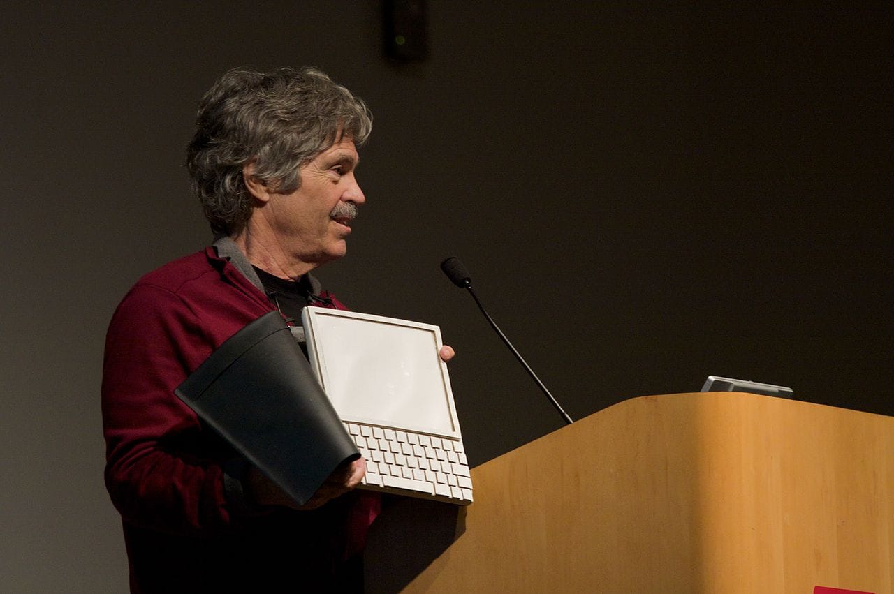 1280px-Alan_Kay_and_the_prototype_of_Dynabook,_pt._5_(3010032738)